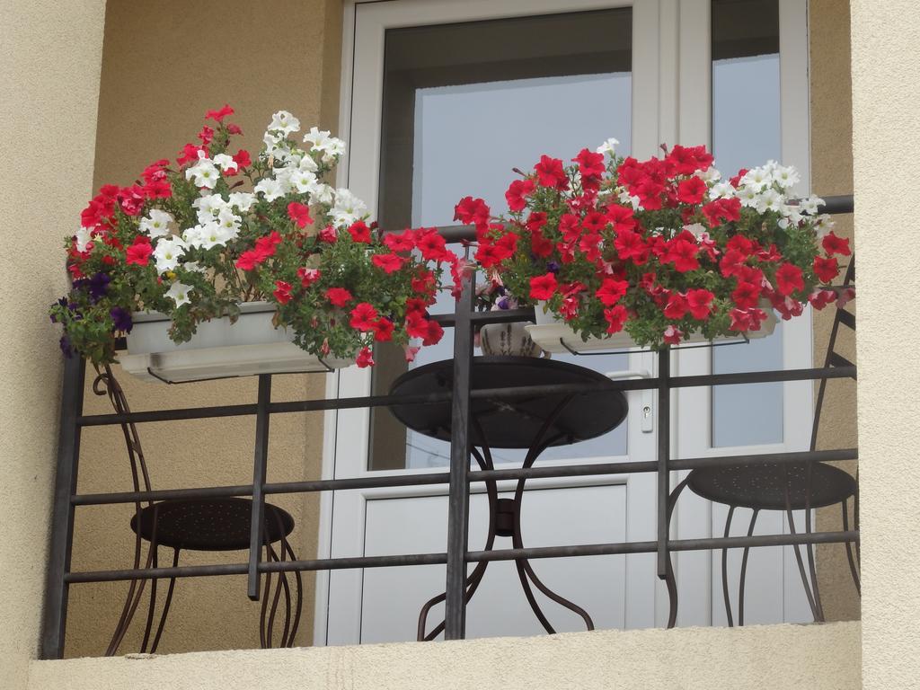 Happy Hotel Riga Bagian luar foto