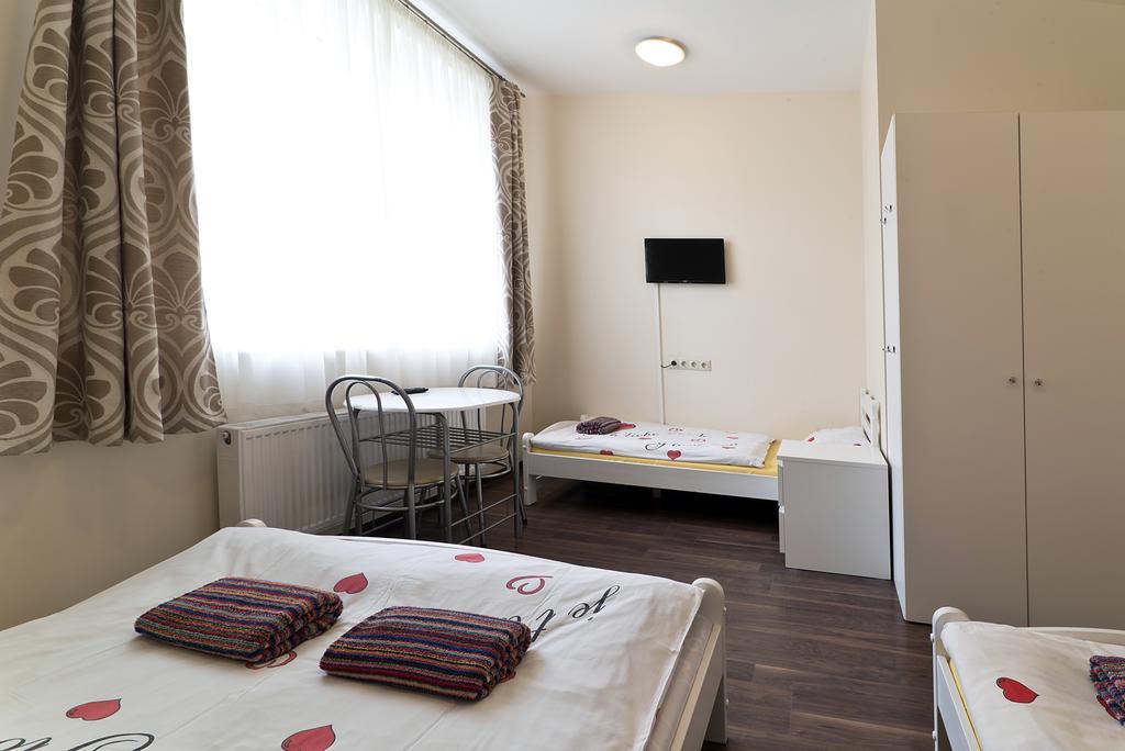 Happy Hotel Riga Bagian luar foto